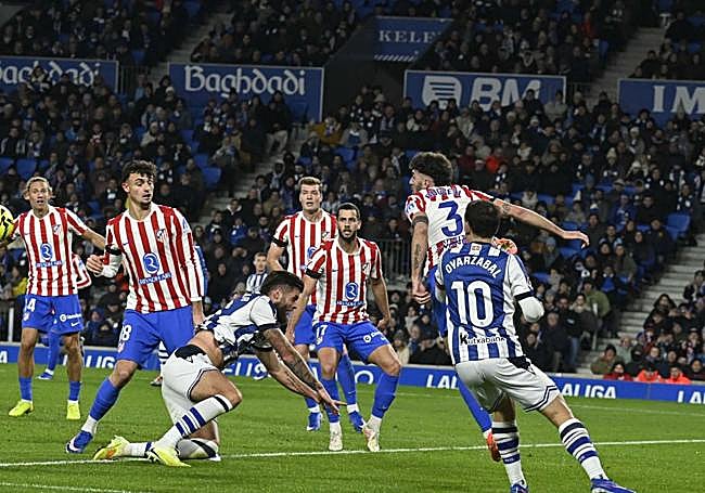 Caleta Car cae en el área tras ser agarrado por Pubill.